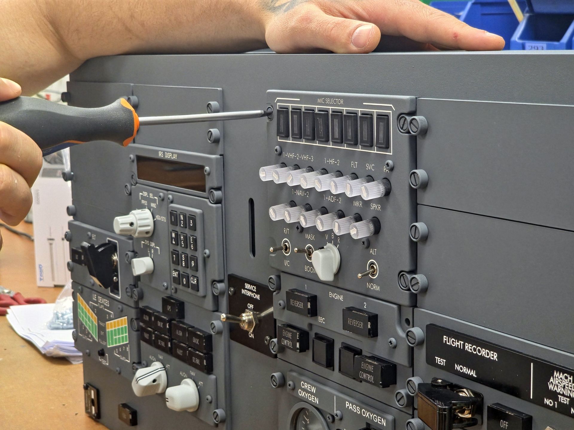 Técnico montando un panel superior