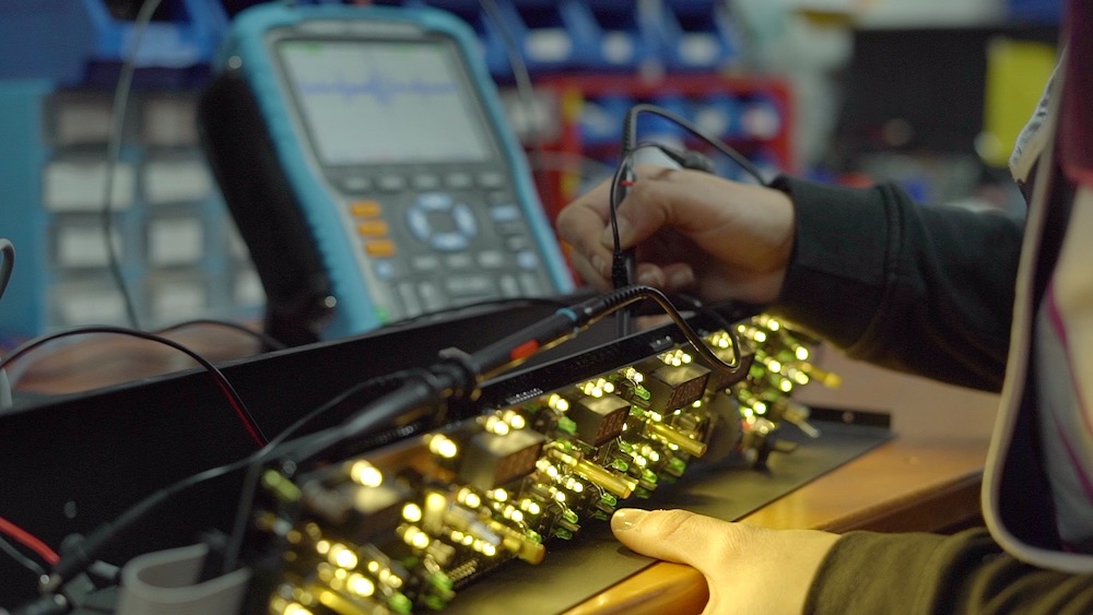 Banco de pruebas de electrónica con osciloscopio