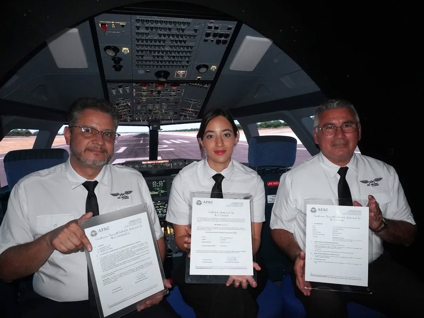 Tripulación de Air Merino con los certificados de aprobación de tipo de la AFAC