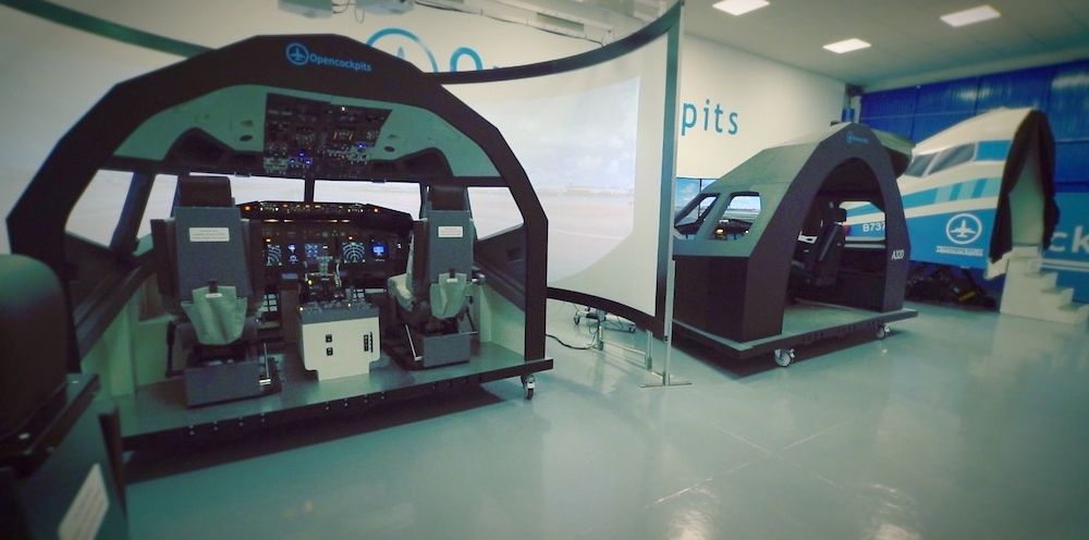 Sala de simuladores de Opencockpits en Huelva